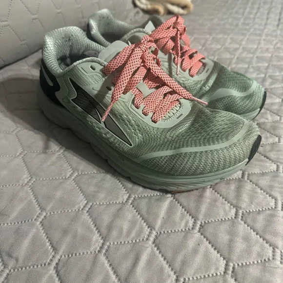 Altra Light Gray Athletic Shoes - Picture 1 of 5